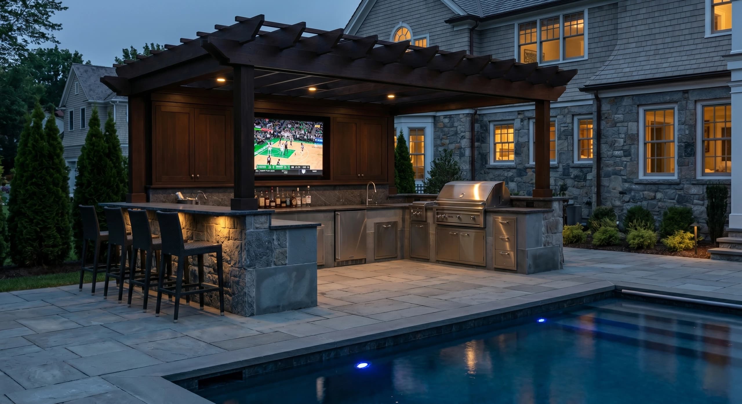 Outdoor Kitchens & Bars